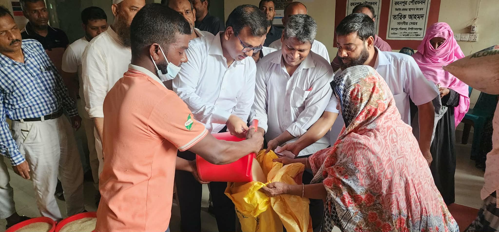 রহনপুর পৌরসভায় দুস্থদের মাঝে  ভিজিএফের চাল বিতরণ